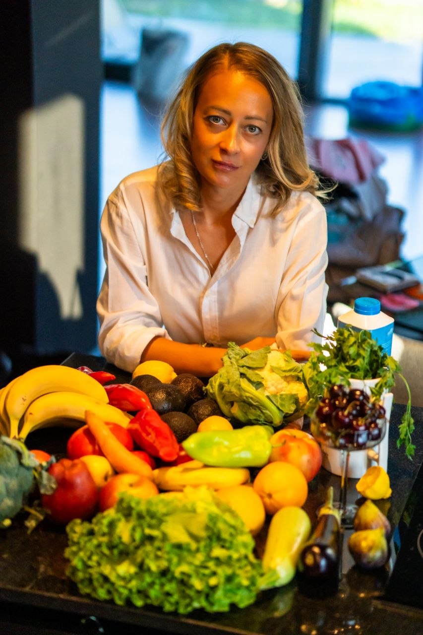 Екатерина Шадеева с овощами и фруктами